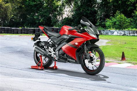 R15 V3 Images Red Colour Yamaha Yzf R15 V3 Metallic Red On Road Price Yzf R15 V3 Metallic Red