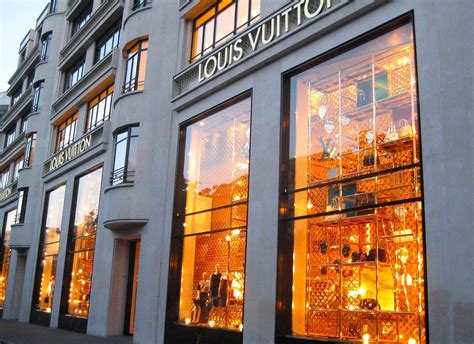 Luxury Shops in Paris to Open on Sundays | SENATUS