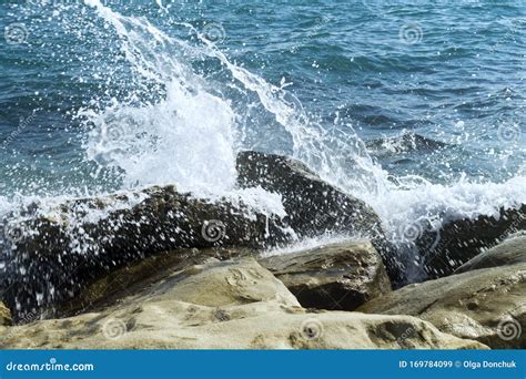 Rocas Con Olas Que Salpican Imagen De Archivo Imagen De Espuma