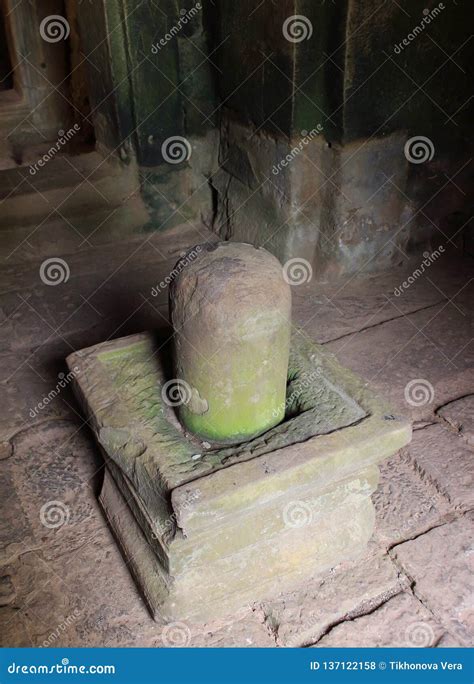 The Sacred Stone Lingam in the Centre of Bayon Temple Ruins Stock Photo ...