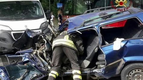 Incidente Via Nomentana Scontro Tra Bus E Auto Morta Una Donna Grave