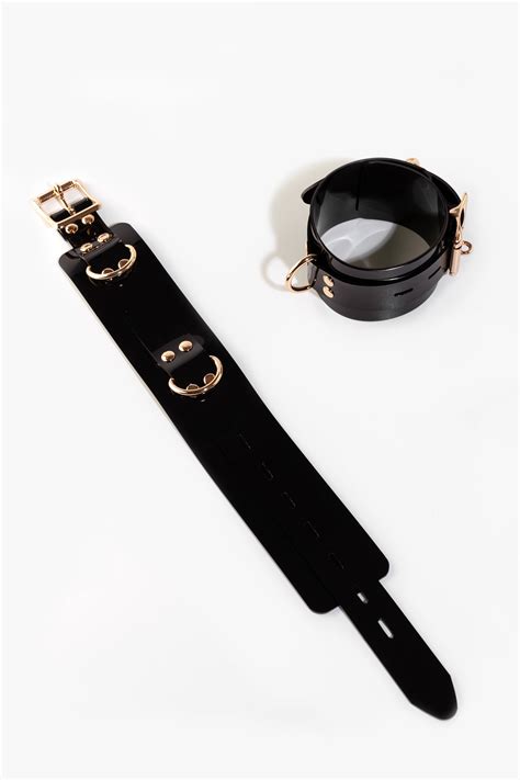 Lockable ankle cuffs, black/gold