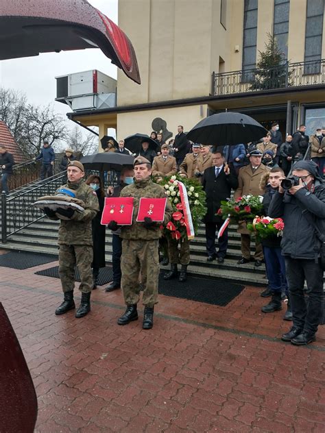 Członkowie Koła ZOR RP w Stalowej Woli na pogrzebie por Henryka