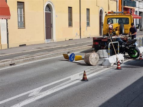 Incidente tra moto e autobus via Carracci chiusa per 20 minuti éTV