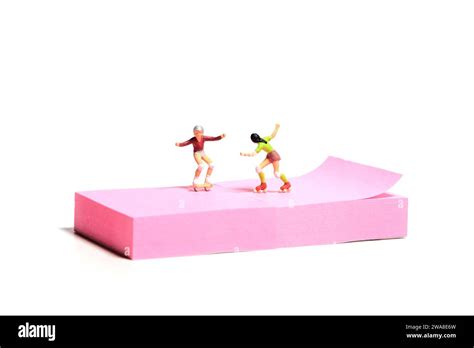 Creative Miniature People Toy Figure Photography Sticky Notes Installation A Girl Roller