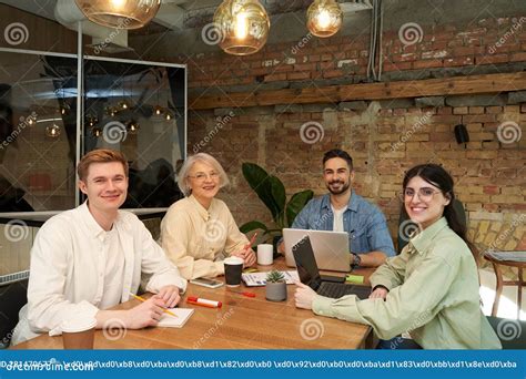 Feliz Gente De Negocios Sentada En Una Sala De Reuniones En Una Mesa Y