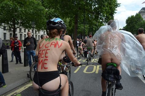 World Naked Bike Ride A Londra Si Pedala Nudi Per L Ambiente