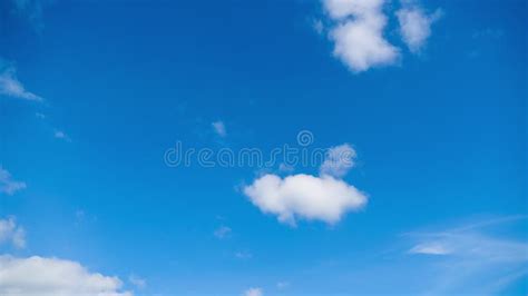 Las Nubes Se Mueven Suavemente En El Cielo Azul Escala De Tiempo