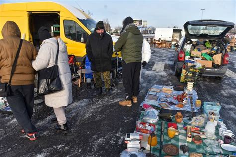 Toru Pierwszy Pchli Targ W Zobaczcie Jak By O Na Parkingu Przed