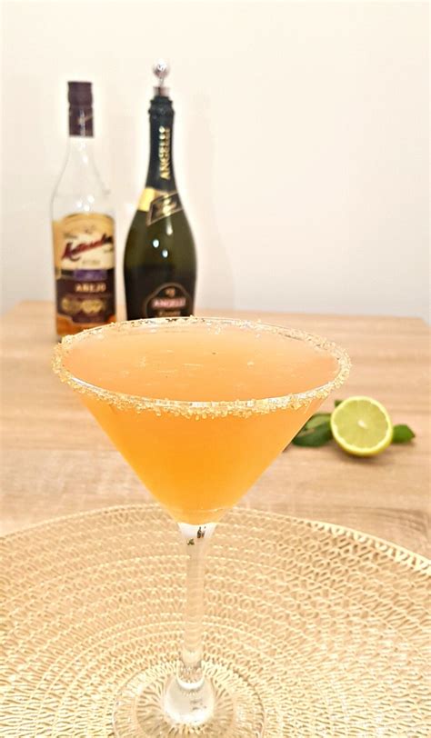 Old Cuban Cocktail Recipe - A Caribbean Delight - Foodiosity