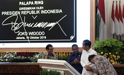 Bubuhkan Tanda Tangan Digital, Jokowi Resmikan Tol Langit Palapa Ring ...