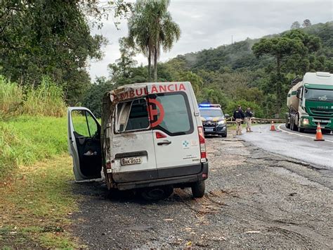 Enfermeira e mais duas pessoas ficam feridas em acidente ambulância