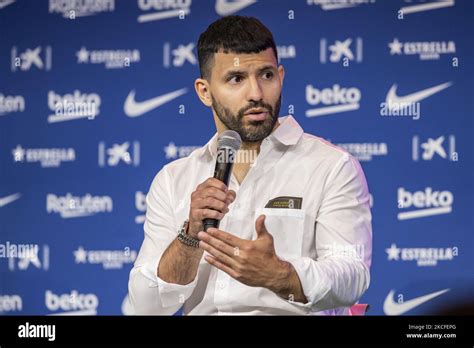 Pr Sentation De Sergio Kun Aguero En Tant Que Nouveau Joueur Du Fc