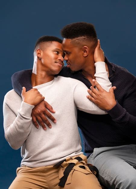 Vista Frontal Hombres Negros Gay Posando Foto Gratis