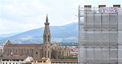 Un Gruppo Di Operai Dellex Gkn In Cima A Una Torre Di Firenze Per