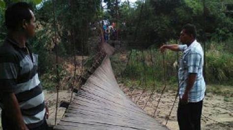 Tali Jembatan Gantung Putus Rombongan Ibu Pengajian Jatuh Ke Sungai