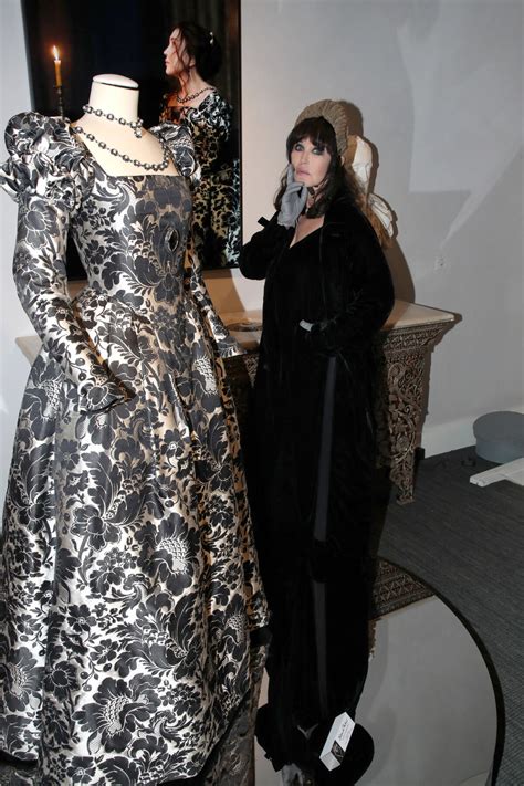 Photo Isabelle Adjani devant l une de ses robes portées dans le film