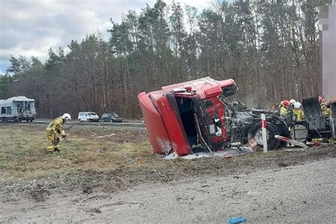 O Krok Od Tragedii Na Przeje Dzie Kolejowym Ci Ar Wka Zderzy A Si Z