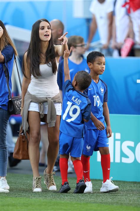 Photo : Ludivine Sagna (la femme de Bacary Sagna) et ses fils Kais
