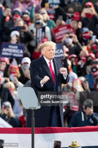 Donald Trump Dancing Photos and Premium High Res Pictures - Getty Images