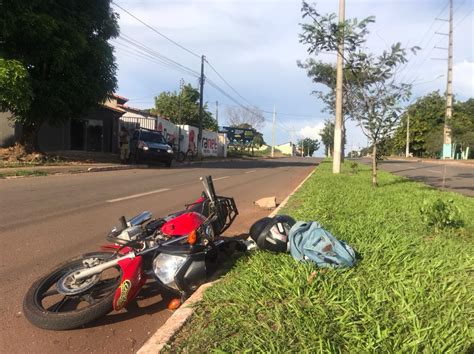 Motociclista morre após colidir em poste nesta tarde na Avenida