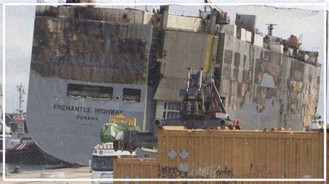 Ausgebrannter Autofrachter in Hafen an der Emsmündung gebracht Video