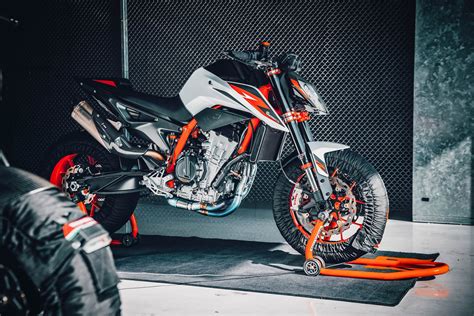 KTM 890 Duke R Prezzo E Scheda Tecnica MotoriMagazine It