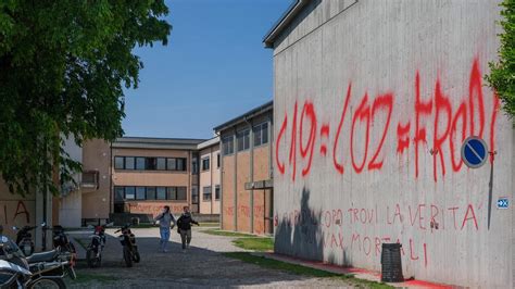 Vandali Imbrattano Le Pareti Dellistituto Fermi Di Mantova Gazzetta