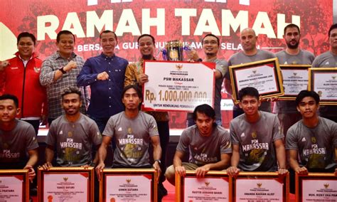 Gubernur Sulawesi Selatan Berikan Penghargaan Dan Bonus Kepada Psm Makassar Sebagai Juara Liga 1