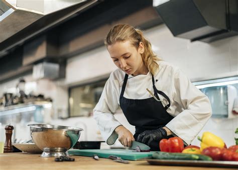 Qual O Salario De Cozinheira - Cozinheira profissional: Saiba tudo sobre essa profissão! - Famyle
