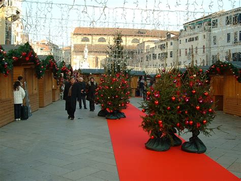 Spike Goes to Venice: The First Christmas Market