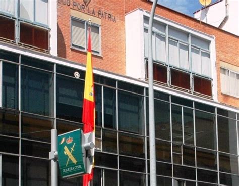 Un Agricultor Empotra Su Tractor En Un Coche De La Guardia Civil En El