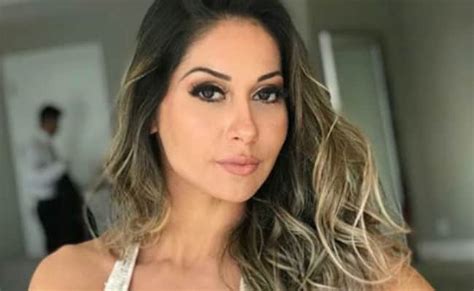 Mayra Cardi Surpreende E Posta V Deo Nua Em Chuveiro Rd