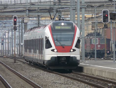 Sbb Triebzug Rabe Bei Der Einfahrt Im Bahnhof Renens Am