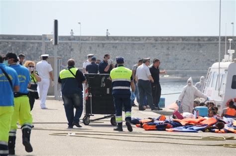 Reggio Centinaia Di Immigrati Sbarcano Al Porto Foto Live