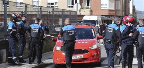 La Policía de Gijón reduce a tiros a un hombre que le atacó con un