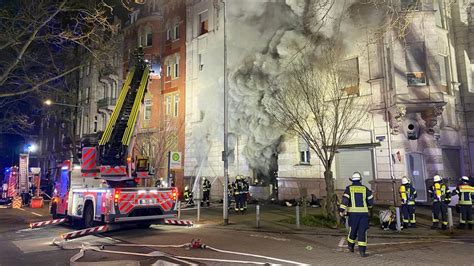 Feuer In Wiesbaden Zwei Schwerverletzte Bei Brand In Mehrfamilienhaus