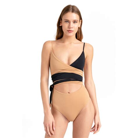 5 Hot Sexy Valencia Clay Bikini Pics