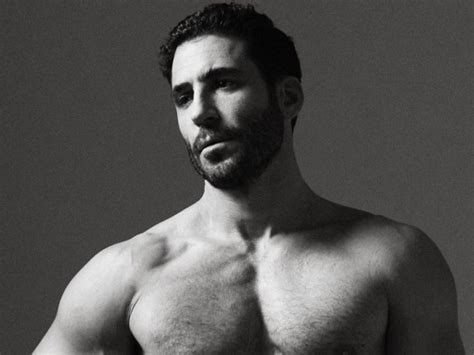 Miguel Ángel Silvestre se desnuda para portada de revista Escandala