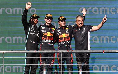 2021年10月24日f1アメリカgp決勝レースに表彰台に上がったレッドブル・ホンダのマックス・フェルスタッペンとセルジオ・ペレス、メルセデス