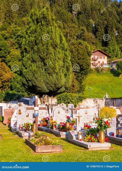 Cimitero Di San Vigilio A Pinzolo Dolomiti Italia Immagine Editoriale