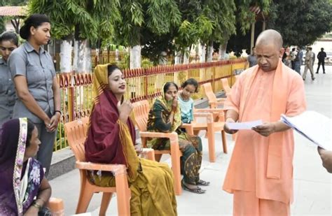 Cm Yogi ने जनता दर्शन में सुनीं 200 लोगों की समस्याएं अधिकारियों को