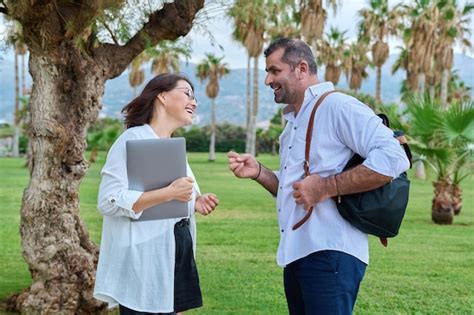 Colegas De Negocios De Mediana Edad Hablando En El Parque Foto Premium