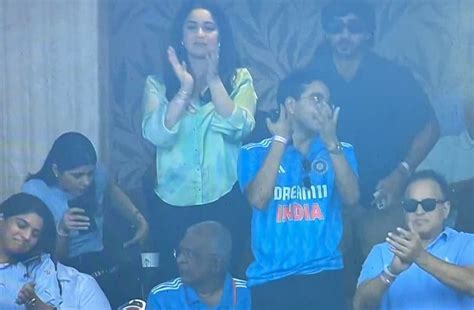 Sara Tendulkar Gives Standing Ovation To Shubman Gill For Brilliant ...