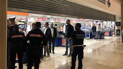 Accoltellamento Al Centro Commerciale Di Assago Milanofiori Un Morto E