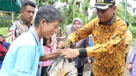 Genius Umar Serahkan Langsung Alat Pengolahan Pakan Ternak Kepada