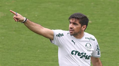 Rescisão é publicada e atacante esquecido por Abel deixa o Palmeiras