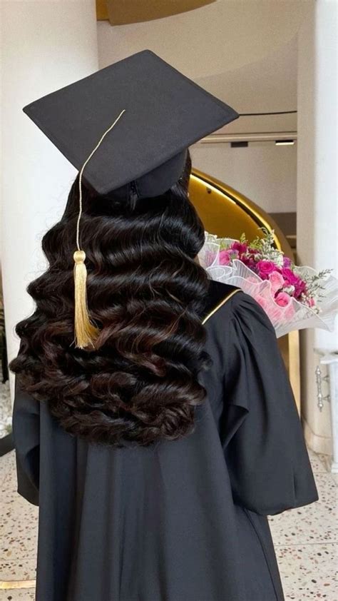 Graduation Aesthetic 👩🏽‍🎓🥰 Grad Ideas Graduation Photography Poses