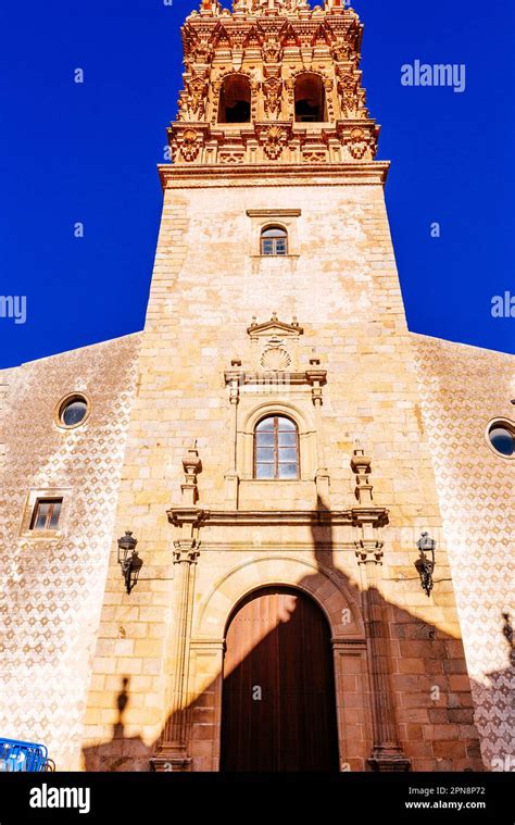 La Fachada Principal De La Iglesia De San Miguel Arcángel Es Un Templo