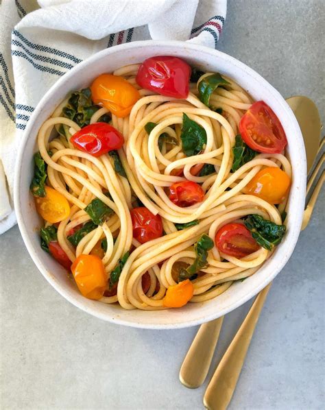 Quick Tomato and Kale Pasta - MegUnprocessed